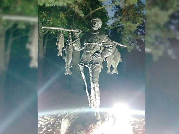 Скульптура Рыбак у выхода с центральной аллеи парка на Золотой пляж Наши же - фото 23