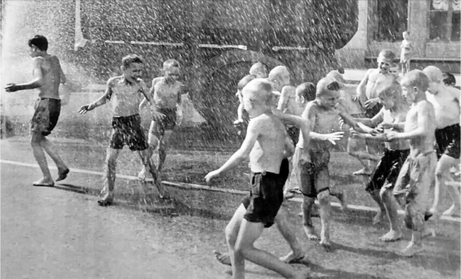 Фото 33 Детская забава в летний жаркий день Летом в 195060х годах - фото 33