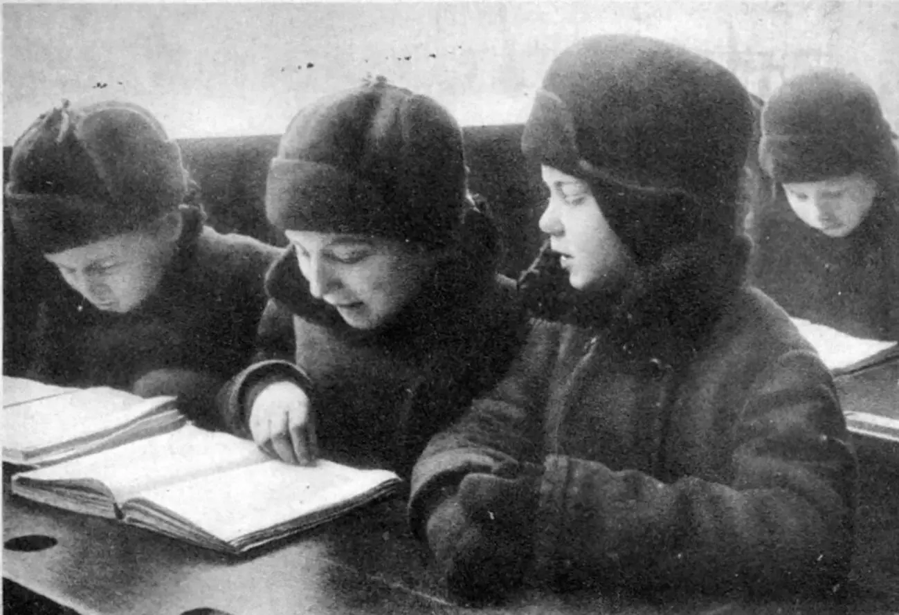 Фото 41 Деревенская школа в конце 1940х годов Фото 42 Интерес к чтению за - фото 41