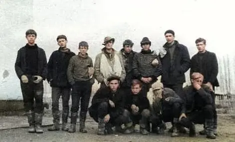 На сборе хлопка1968 год Я с фартуком на животе стою старшие классы школы - фото 5