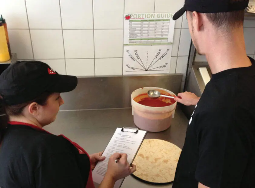 PMQ Pizza Magazine Когда приходит время наносить требуемое количество соуса - фото 23