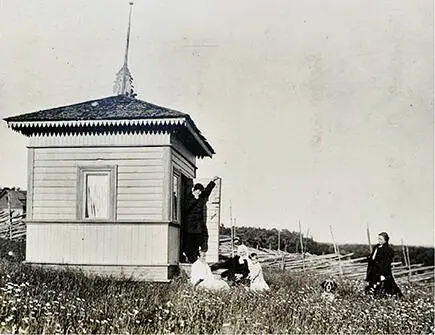 1906 г Усадьба Тихий Берег Фотолаборатория У входа стоит Петр Наталья - фото 22