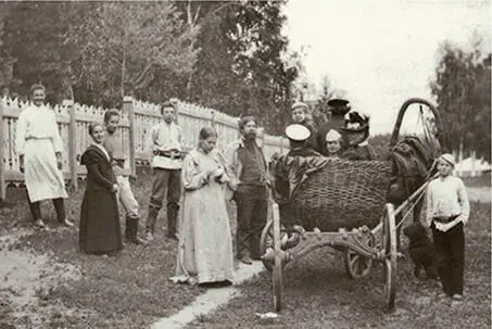 1899 г На съемной даче в Курье Справа от коляски Петр слева Владимир - фото 35