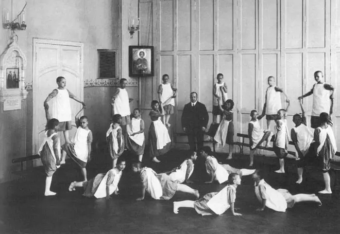 Преподаватель Василий Павлович Крестьянсон руководит исполнением гимнастических - фото 19