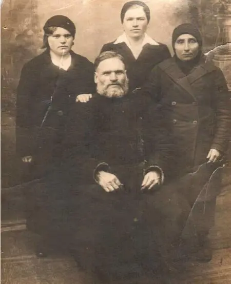 На фотографии слева изображены бабушка Анастасия Васильевна Ходырева - фото 4