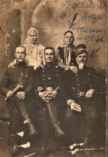 На фотографии слева изображены бабушка Анастасия Васильевна Ходырева - фото 5