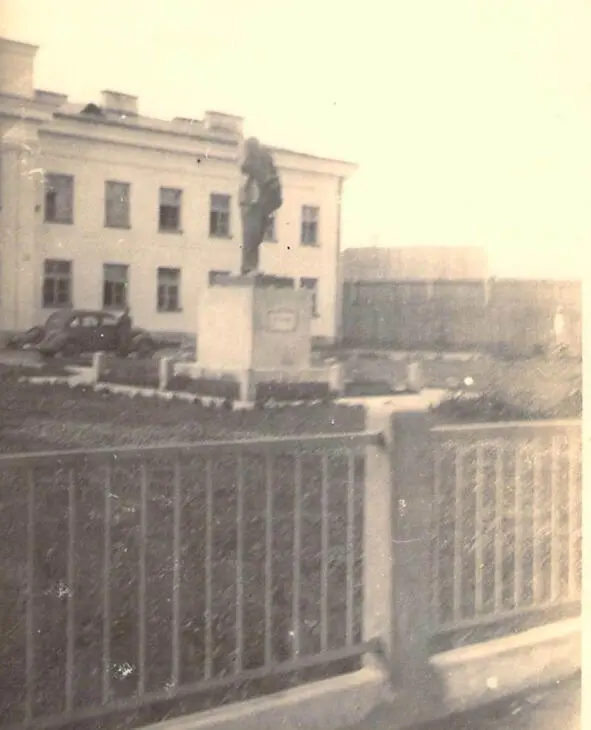 Разрушенный во время немецкой оккупации памятник Ленину в Ошмянах Источник - фото 18