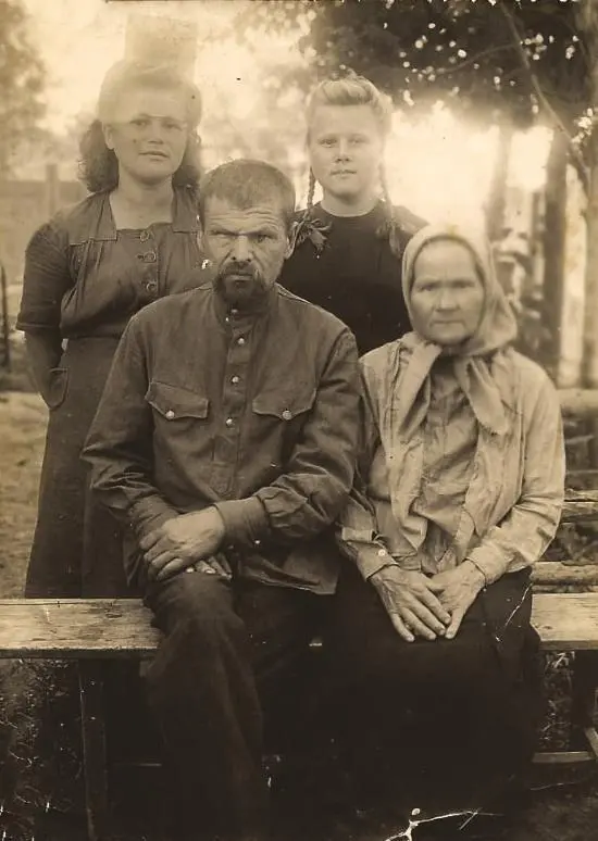 На фотографии слева направо сверху вниз Вера Валя дедушка Алексей Тятя - фото 1