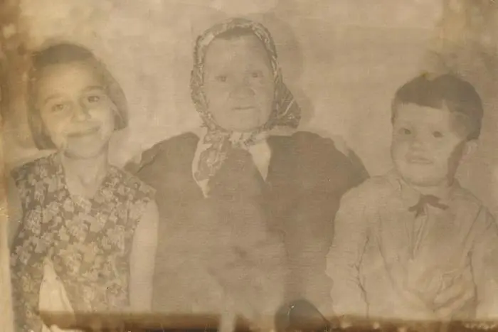На фотографии слева направо Надя бабушка Наталья Люба Наде 10 лет Любе 4 - фото 2