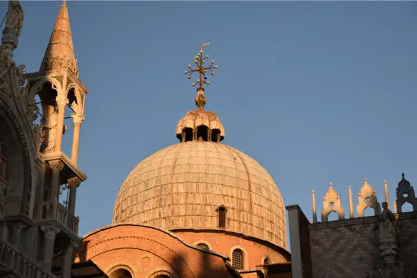Один из куполов собора Св Марка Дож стоящий на коленях перед Львом Св - фото 12
