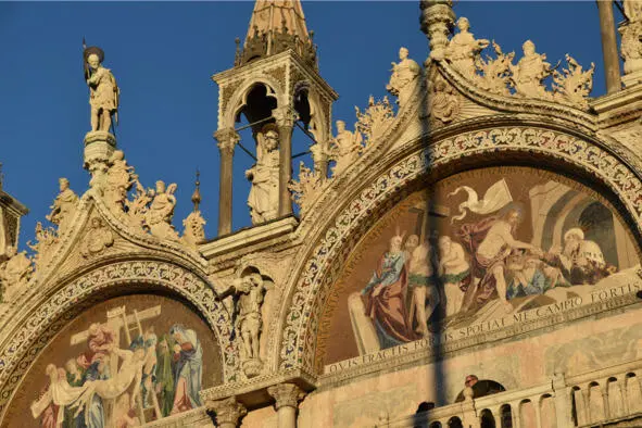 Собор Св Марка фрагмент фасада Колокольня Св Марка и набережная Schiavoni - фото 14