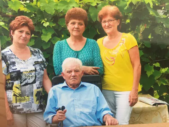 На фото Андрей Шперлинг с дочерями Лидией Ольгой и Марией Жизнь как идёт - фото 7