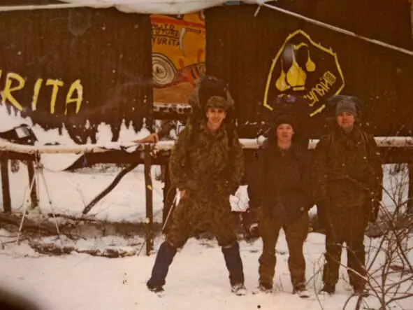 Первый из палатки показалась пятая точка нашего дорогого товарища по походам - фото 4