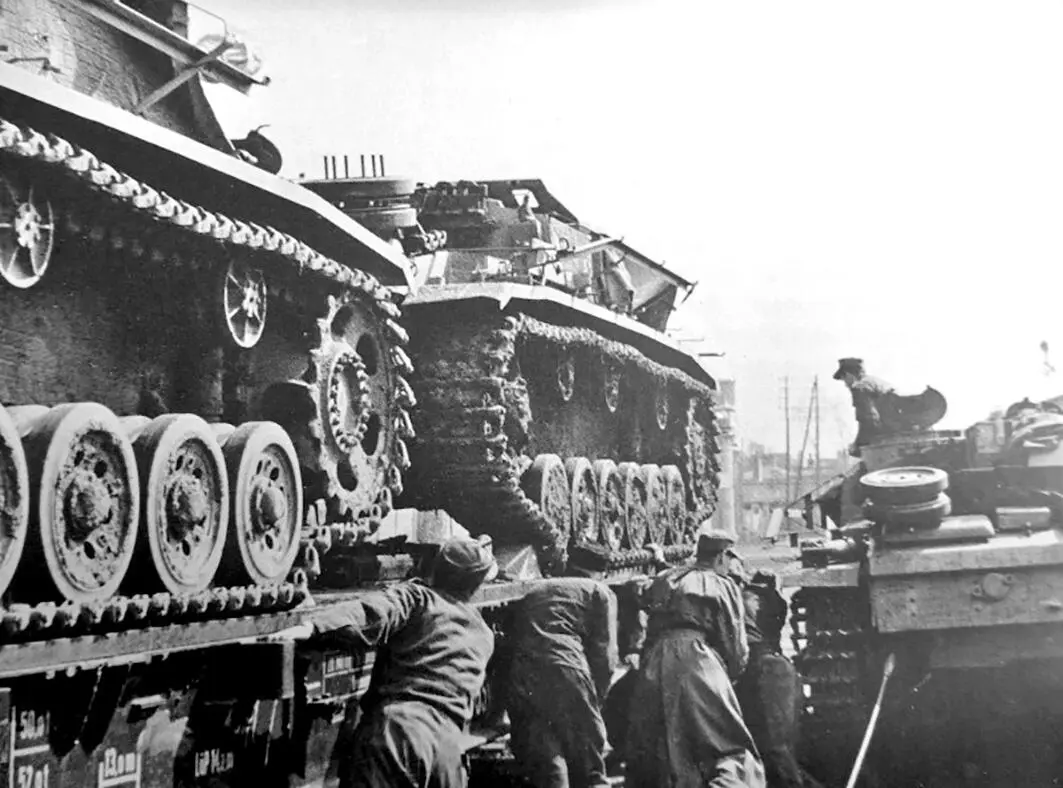 Штурмгешутцы грузят на жд платформы С начала лета 1944 года силы ГА Север - фото 1