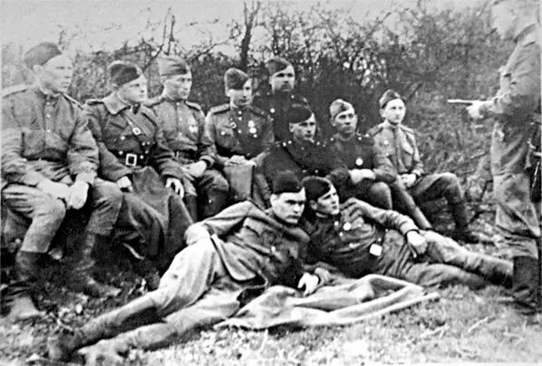 Германия апрель 1945 крайний слева лт Чугунов правее Валерко через одного - фото 8