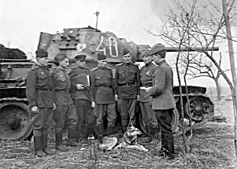 Вручение партбилетов на р Одер Германия апрель 1945 года крайний справа - фото 9