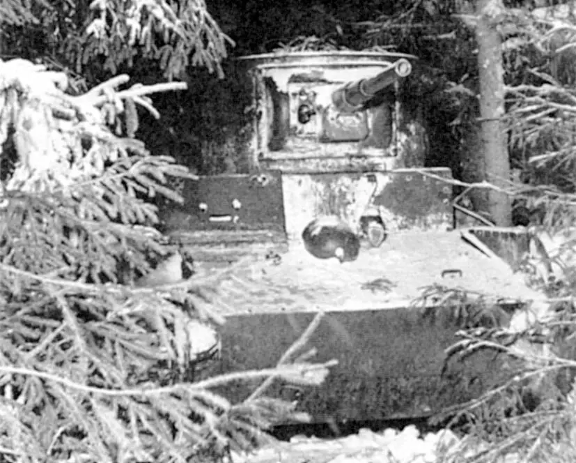 Танк Т26 в засаде Зима 1941 г Такие машины а также танки БТ7 состояли на - фото 22