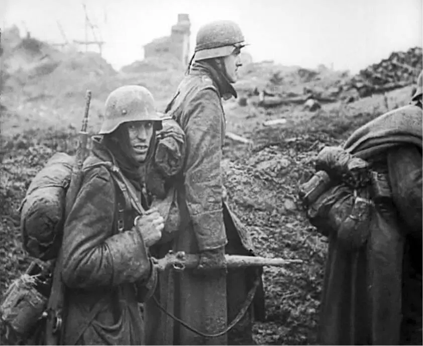 Немецкие солдаты 1944 г Основным вооружением рядовых германской армии весной - фото 19