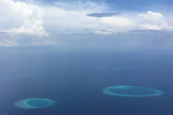 Космический пейзаж блюдца атоллов Мальдивские острова с высоты птичьего - фото 2