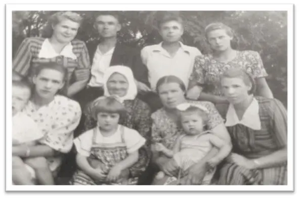Клан Душиных Вторая слева Душина А В с внучкой 1950 г А опыт этот он - фото 20