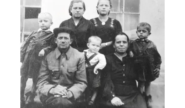 Семья Калачевых 1956 год Детство мне приснилось Ярко и цветно Словно - фото 6
