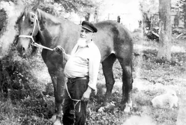 Василий Рябой из вицы вэкареште г Энгельс 1970 год Из архива В Е - фото 8