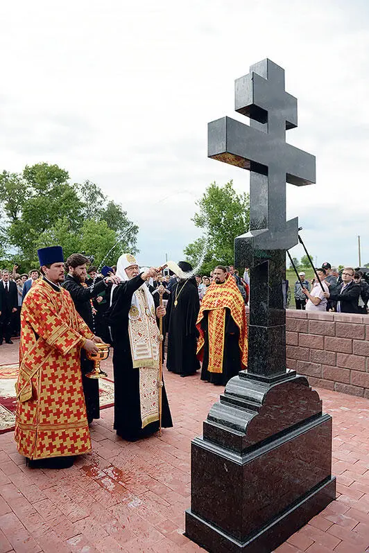 Святейший Патриарх Кирилл освятил памятный крест на месте бывшего - фото 25