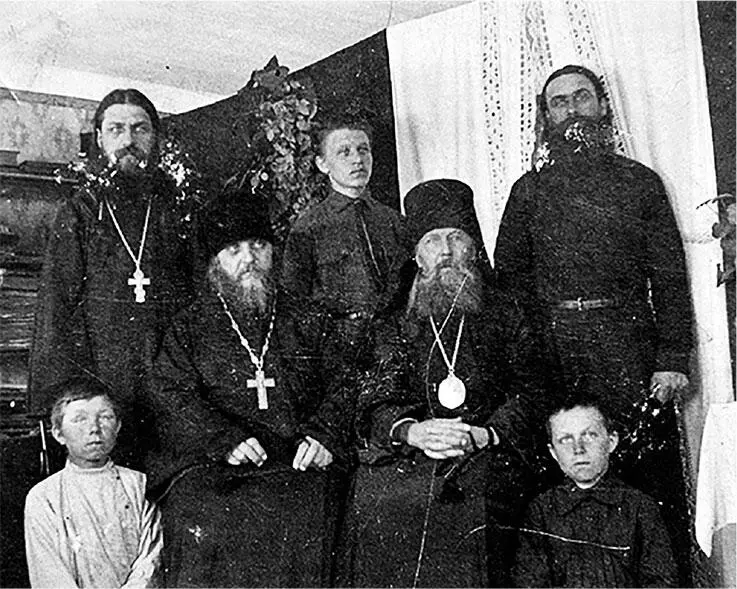 Епископ Сергий Мельников и любимское духовенство 1925 г На Богословских - фото 31