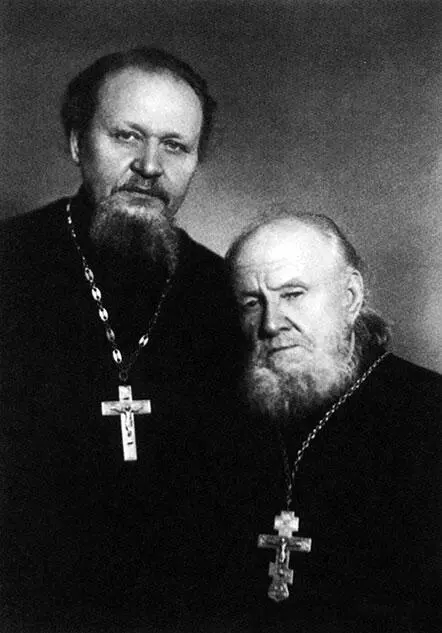 Священник Василии Гундяев и протоиерей Михаил Гундяев 1960е гг Параллельно - фото 42