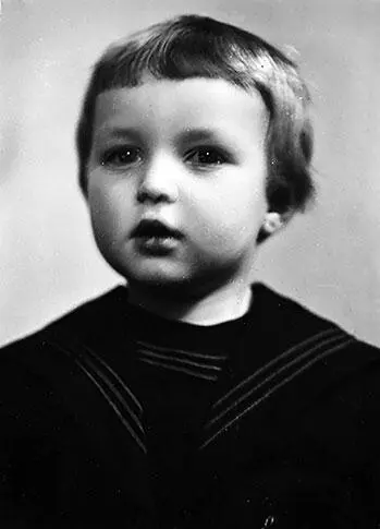 Володя Гундяев Кон 1940х гг Однако в 1946 году город на Неве не был ни - фото 43