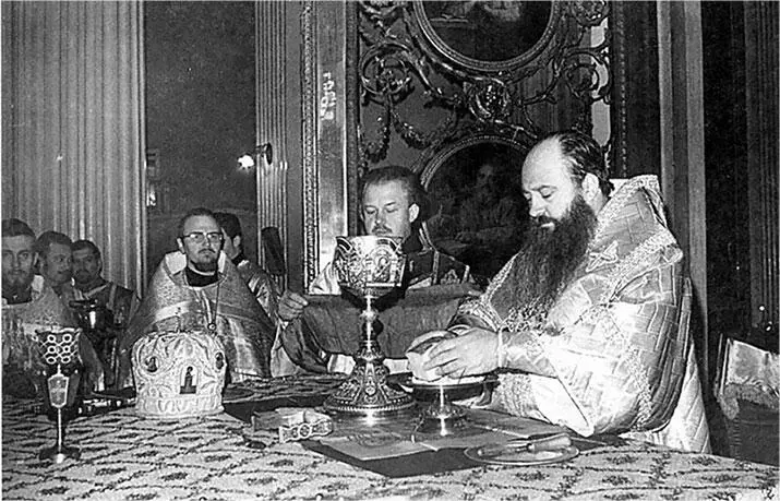 Митрополит Никодим Ротов за Литургией Божественную литургию митрополит - фото 61