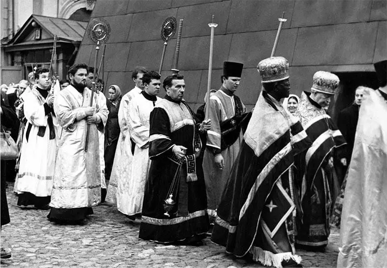Иподиакон митрополита Никодима Владимир Гундяев крайний слева на крестном - фото 69