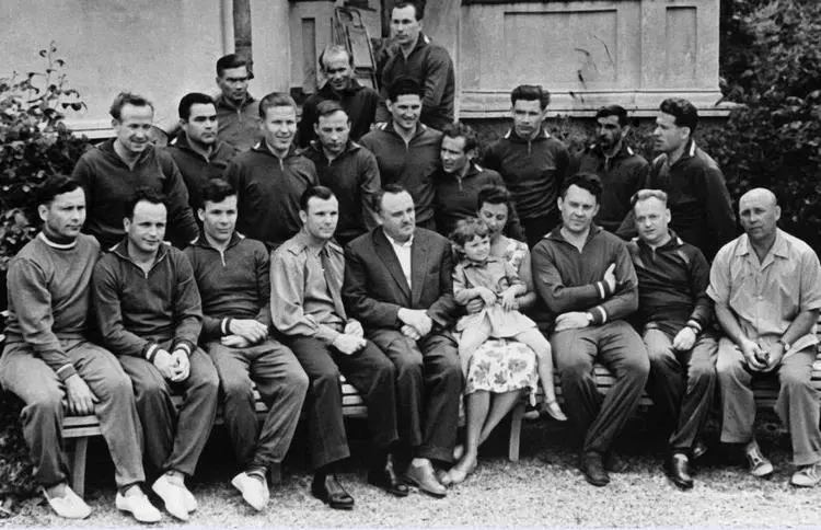 Первый отряд космонавтов в Сочи Май 1961 года Сидят в первом ряду слева - фото 11