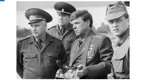 Б В Громов ВВ Келпш Е В Келпш крайний справа На фотографии - фото 6