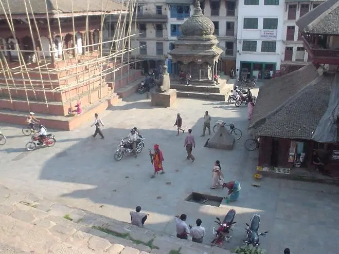 Проехавшись на крошечном туктуке на противоположный конец Катманду в - фото 1