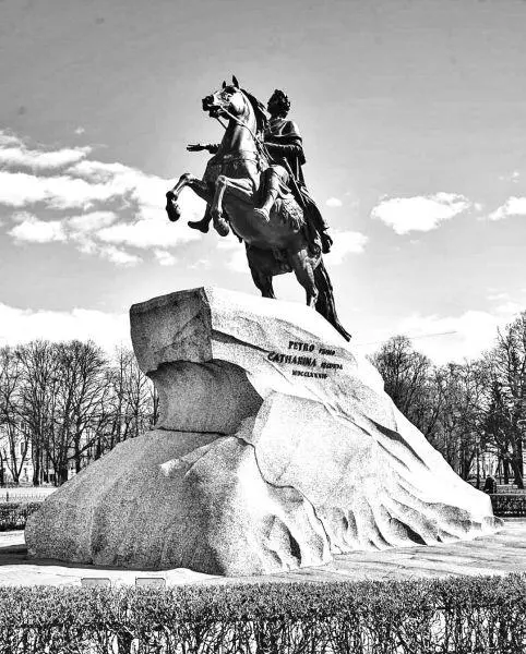 Петру Великому в Петербурге Екатерине Великой Маршалу Г К Жукову в Москве - фото 16