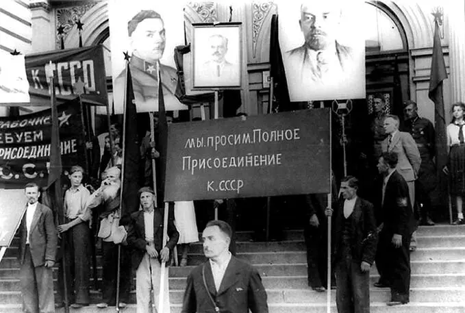 1940 г июль Рига Трудящиеся с плакатами о просьбе присоединения к СССР - фото 10