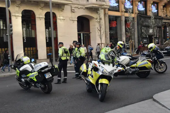 Муниципальные полицейские на ул Gran Via Королевский фонарь на пл Armería - фото 19