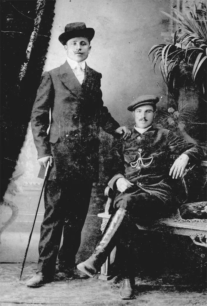 Исаев Михаил Павлович на фото стоит Кочегарка конец 20х ХХ века Исаев - фото 1