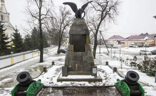 Возле СвятоАлександроНевского собора стоит памятник русским воинам - фото 18