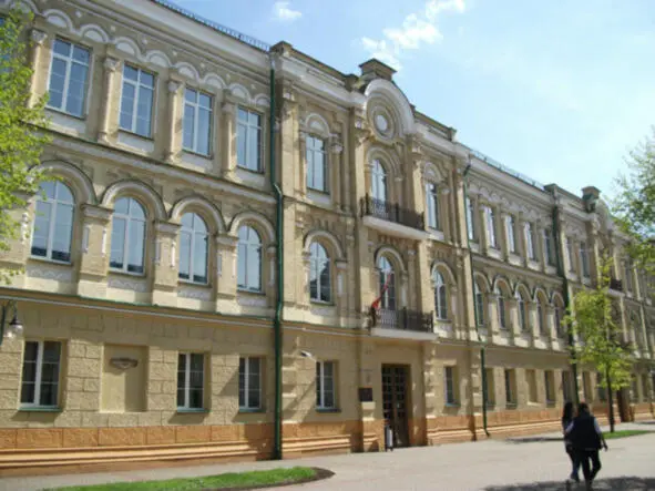 Здание Могилёвского университета им Аркадия Кулешова На фасаде год - фото 37