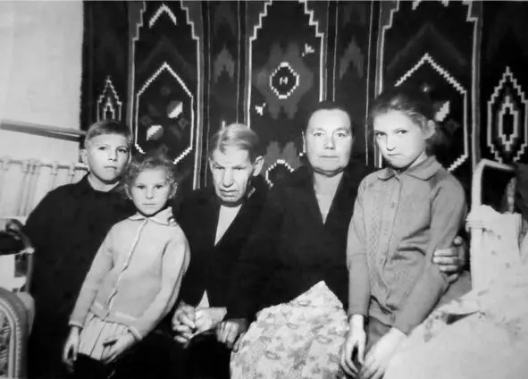 На фото Виталий Галина Федосей Елена Надежда Федосей Савостьянович уже - фото 28