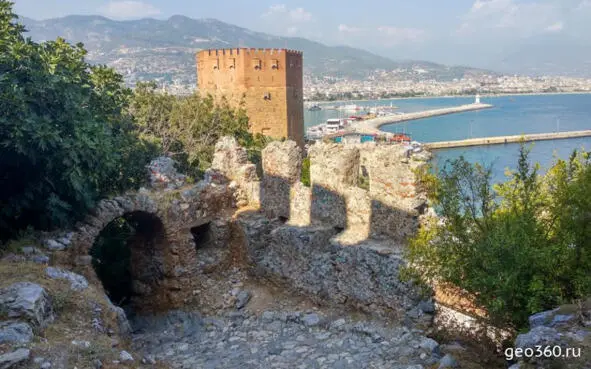 Старая крепость и Красная башня в Алании Алания город с древней историей - фото 3