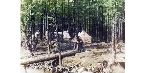 Лагерь на Ср Сакукане Геолог шел впереди вел маршрут а мы двое рабочих шли - фото 1