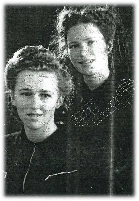 1949 г Лена Романова и ее подруга Лёля Манулевич Нам по 17 лет учимся в 10 - фото 2