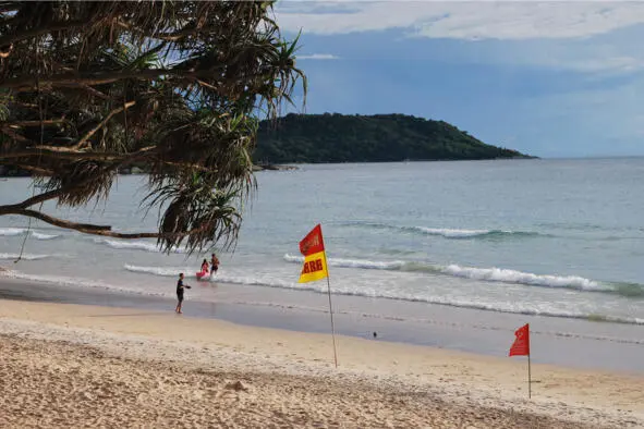 Пляж Ката флаг предупреждает о запрете купания Сонгтео или аналог нашей - фото 3