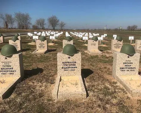 Военномемориальное кладбище в Россошках к северозападу от Волгограда где - фото 42