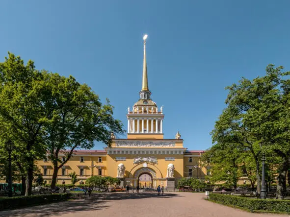 Нижняя часть башни прорезана аркой центральный вход в здание закрывающейся - фото 8