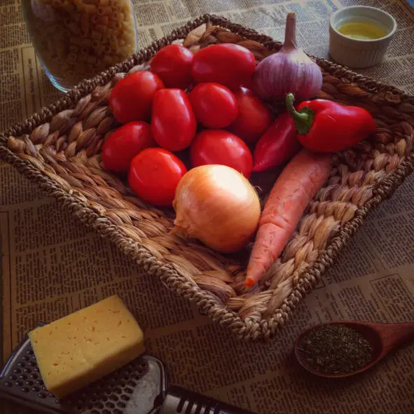 Ингредиенты 1 кг спелых томатов 1 луковица 1 морковь 2 красных болгарских - фото 2