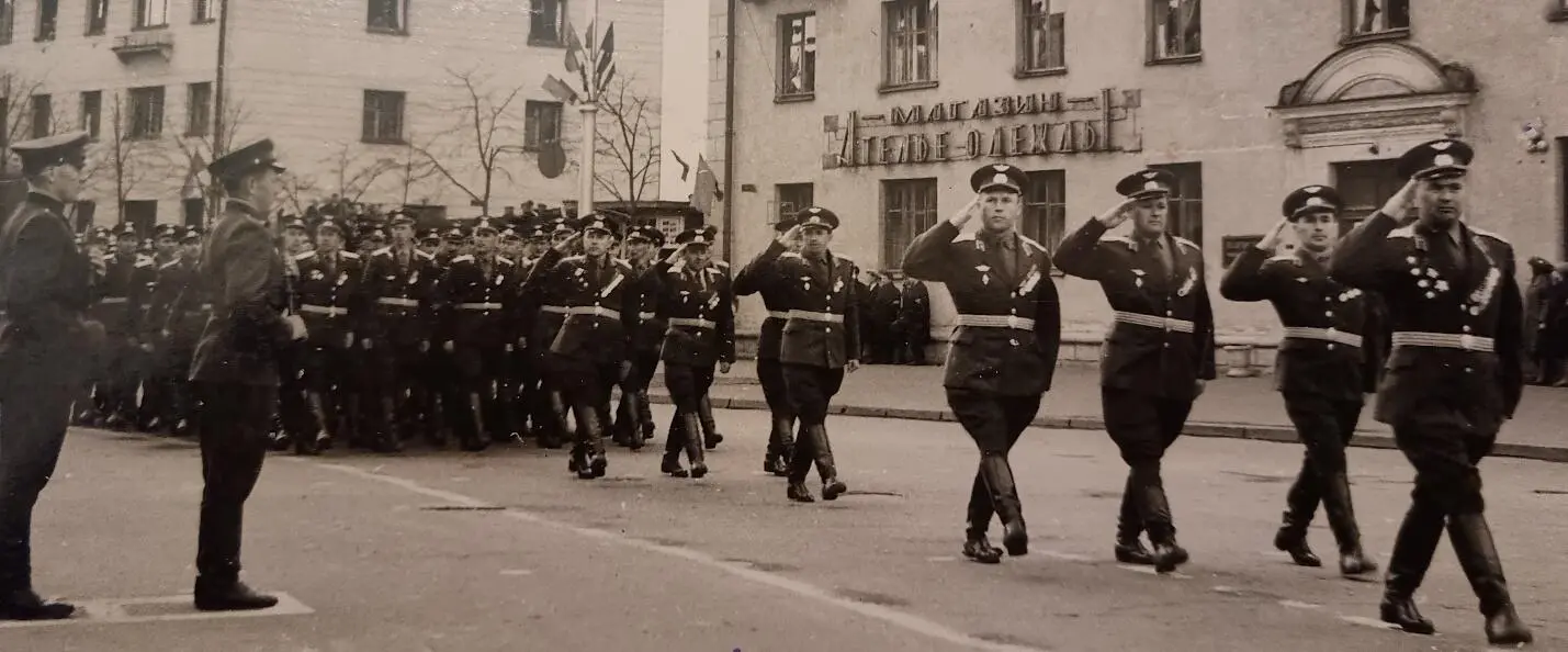 Офицеры одного из полков военнотранспортной авиации на параде 1965 год - фото 1